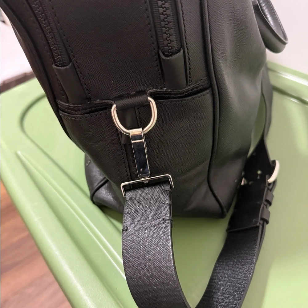 Harry’s of London Mens Double Zipped Black Leather Bag with Top Handles & Strap.